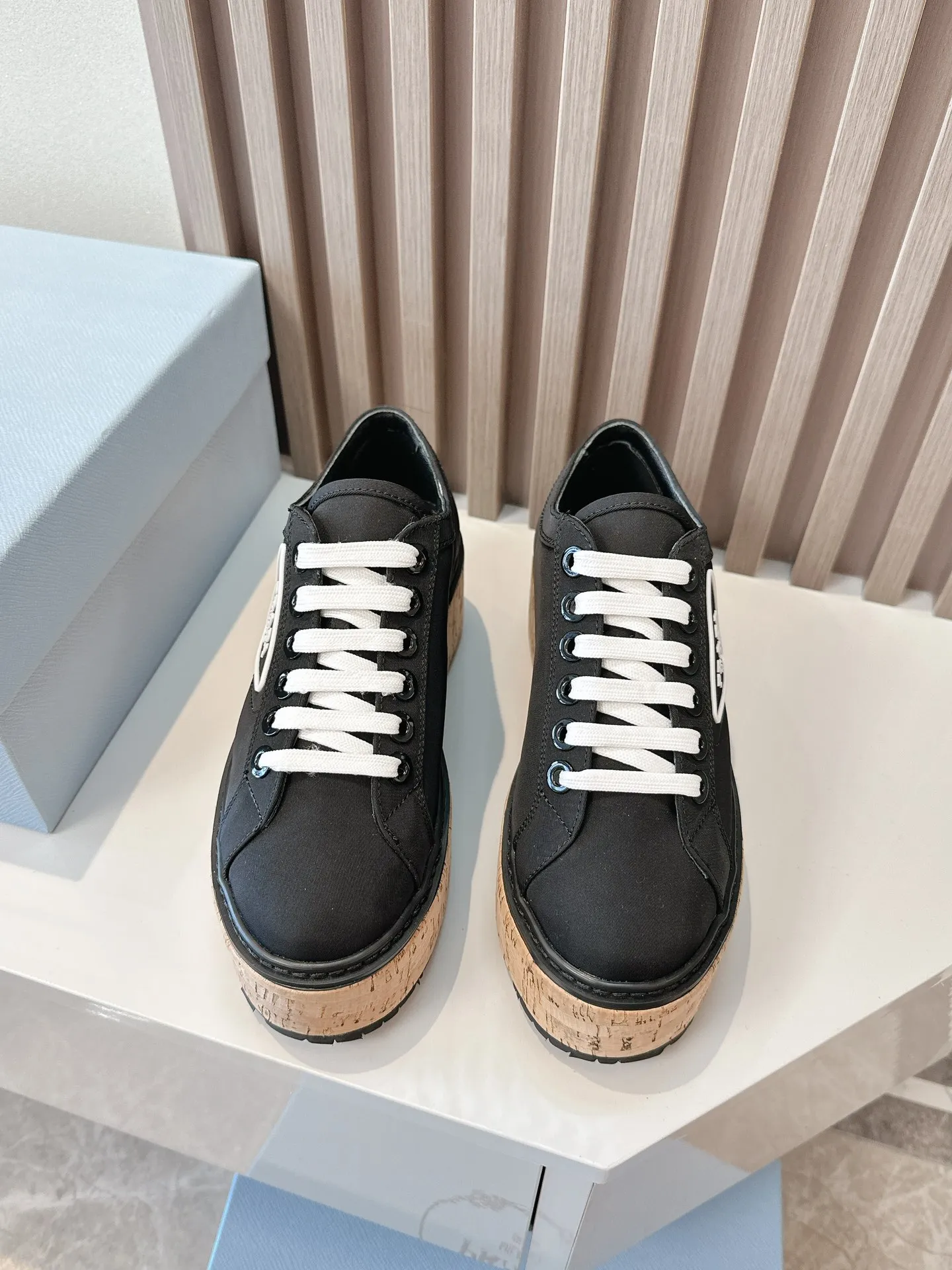 👟👟Ex-factory price 500👟👟 ☑️SNGG ｜Thick-soled high-explosive shoes Super hot Prada Prada 2024 latest spring and summer sawtooth Roman ultra-light thick-soled shoes! Retro, fashionable and avant-garde gear teeth make the whole pair of shoes light, comfortable and brightly colored to satisfy a variety of choices for fashionable people of different styles! The iconic molded injection triangle logo is matched with the shape of the upper foot 🦶🏻It’s super nice, every element is fashionable! - MATERIAL Material - ⇢ Upper: imported silk nylon twill ⇢ Lining: sheepskin lining ⇢ Outsole: TPU wood grain rubber combination outsole ⇢size：#35～40